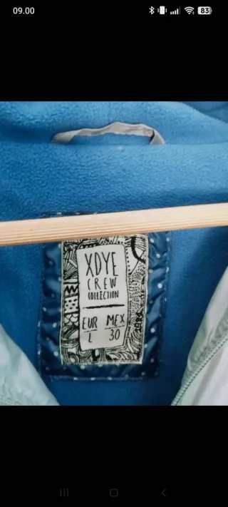 Cortavientos azul y gris con lunares