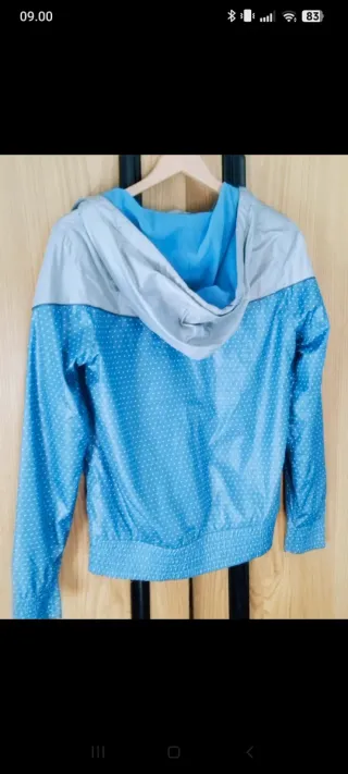 Cortavientos azul y gris con lunares