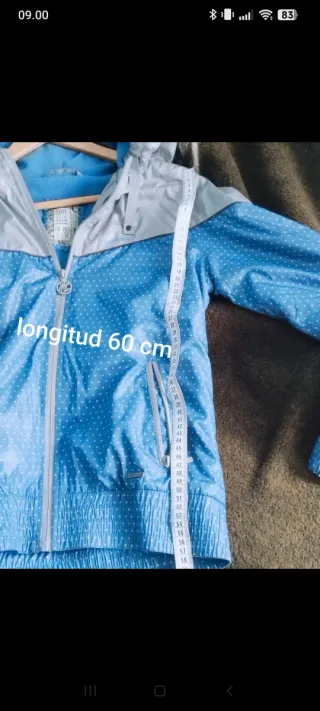 Cortavientos azul y gris con lunares