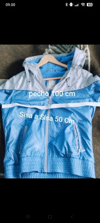 Cortavientos azul y gris con lunares