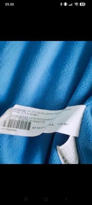 Cortavientos azul y gris con lunares