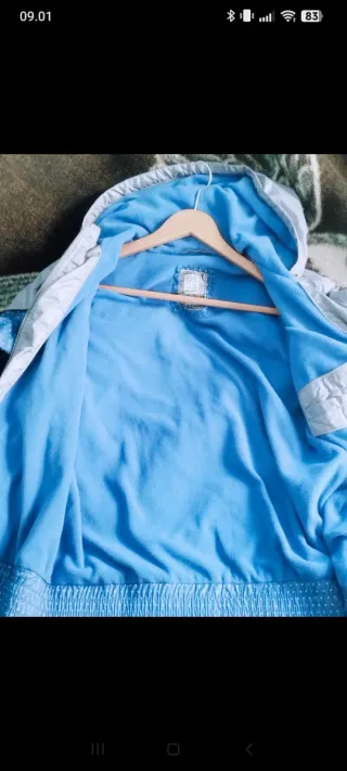 Cortavientos azul y gris con lunares