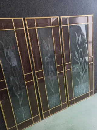 Cristales grabados con varillas doradas