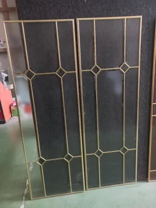 Cristales grabados con varillas doradas