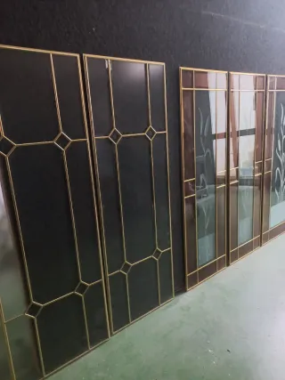 Cristales grabados con varillas doradas