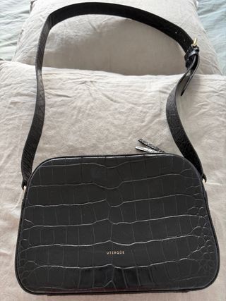 Bolso Uterqüe negro efecto piel cocodrilo