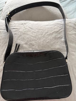Bolso Uterqüe negro efecto piel cocodrilo