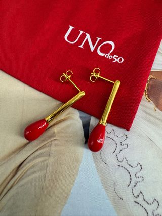 Pendientes UNO de 50 dorados y rojos