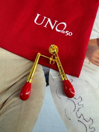 Pendientes UNO de 50 dorados y rojos