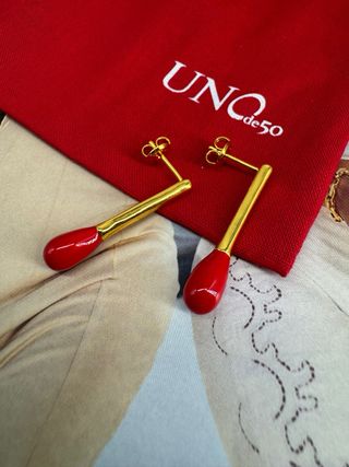 Pendientes UNO de 50 dorados y rojos