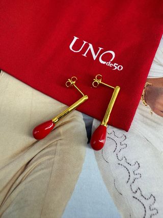 Pendientes UNO de 50 dorados y rojos