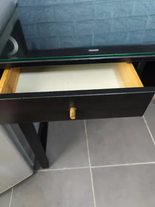 Escritorio  madera con superficie de cristal