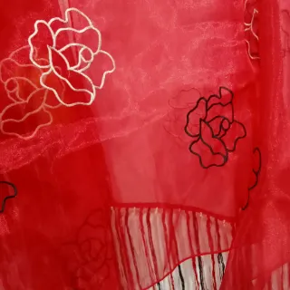 Mantoncillos rojos con flores bordadas, lunares