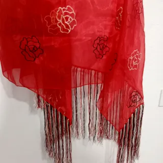 Mantoncillos rojos con flores bordadas, lunares