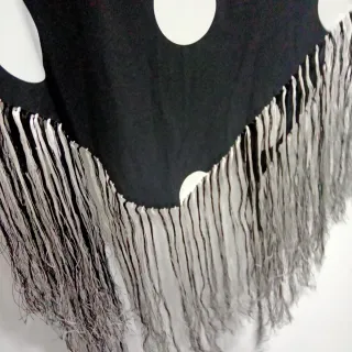 Mantoncillos rojos con flores bordadas, lunares