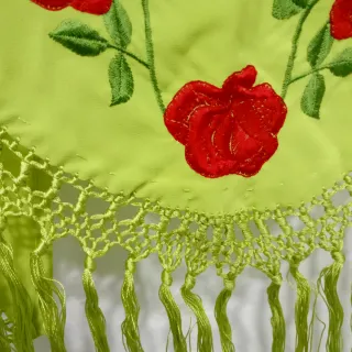 Mantoncillos rojos con flores bordadas, lunares