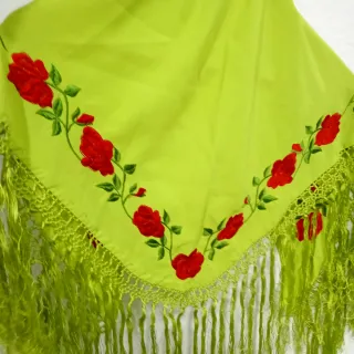 Mantoncillos rojos con flores bordadas, lunares