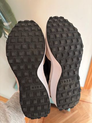 Zapatillas Nike Beige y Negro