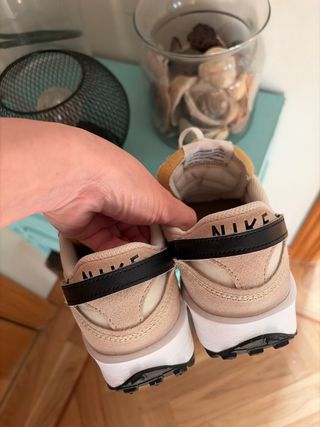 Zapatillas Nike Beige y Negro