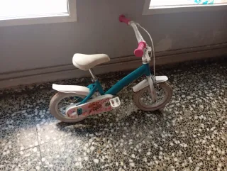 Bicicleta infantil azul y blanca