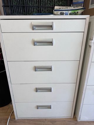 Cajonera metálica blanca y plateada