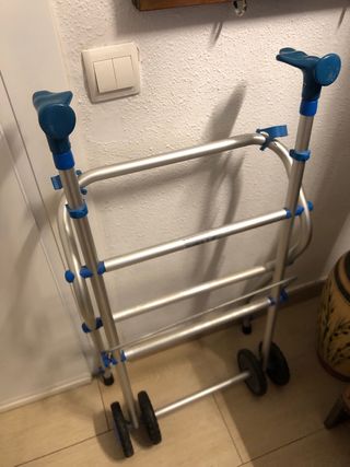 Andador aluminio regulable y plegable