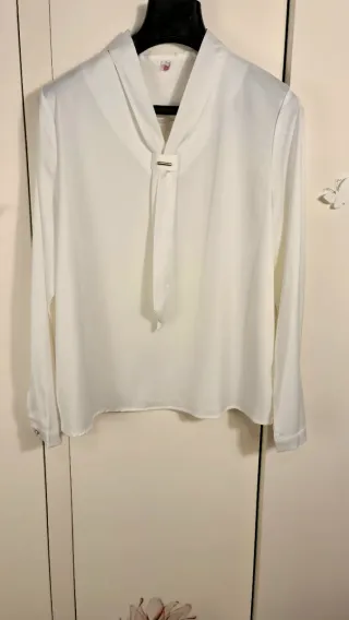 Blusa elegante con lazo