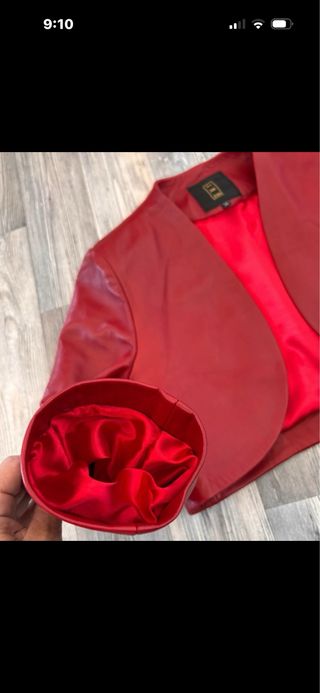 Chaqueta corta de piel roja
