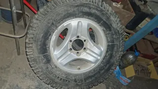 5 Ruedas Toyota Land Cruiser con Neumáticos