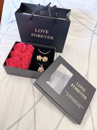 Set regalo San Valentín flores y joyas