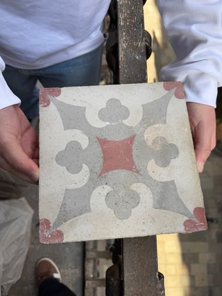 Baldosas hidráulicas antiguas con diseño de estrel