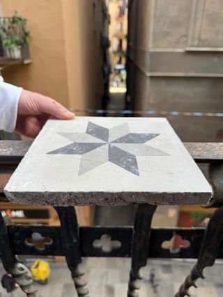 Baldosas hidráulicas antiguas con diseño de estrel