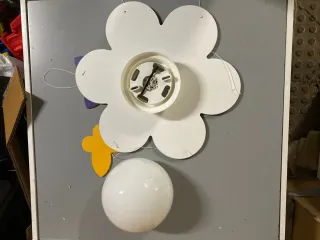 Lámpara infantil en forma de flor con mariposa