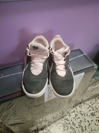 Tenis Nike 38.5 Negro y Rosa