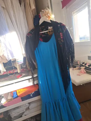 Traje de flamenca azul y morado.