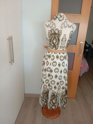 Vestido bordado verde y blanco L con volante bajo