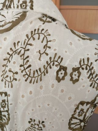 Vestido bordado verde y blanco L con volante bajo