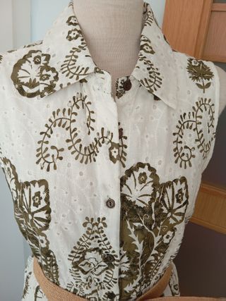 Vestido bordado verde y blanco L con volante bajo