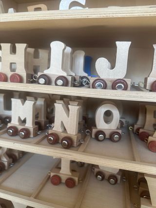 Tren de letras de madera