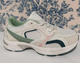 Zapatillas deportivas marrones y blancas