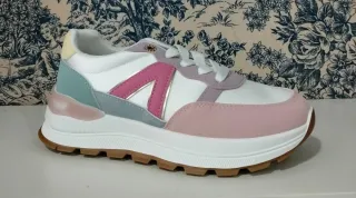 Zapatillas deportivas marrones y blancas