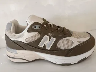 Zapatillas deportivas marrones y blancas