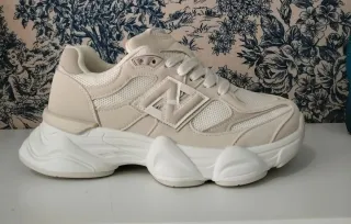 Zapatillas deportivas marrones y blancas