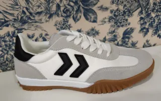 Zapatillas deportivas marrones y blancas