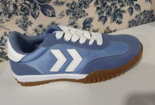 Zapatillas deportivas marrones y blancas