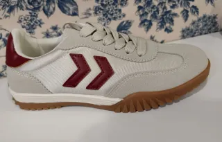 Zapatillas deportivas marrones y blancas