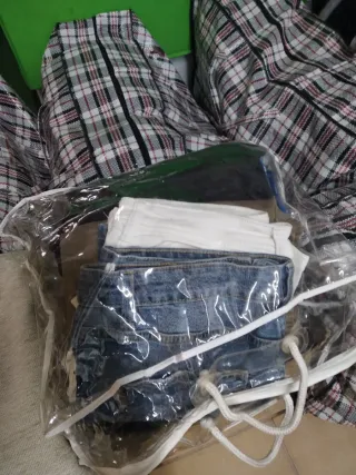 Ropa variada: azul, rosa y negra