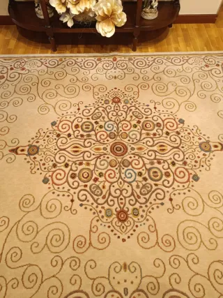 Alfombra de salón beige y multicolor