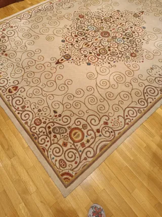 Alfombra de salón beige y multicolor