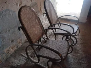 Mecedora antigua de ratán y madera
